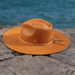 Sombrero Fedora Panamá Caramelo - Estilo Mediterráneo y Elegancia Atemporal  - Ala de 9 cm y copa de 11 cm - Raceu Hats