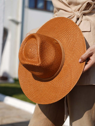 Sombrero Fedora Panamá Caramelo - Estilo Mediterráneo y Elegancia Atemporal  - Ala de 9 cm y copa de 11 cm - Raceu Hats
