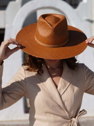 Sombrero Fedora Panamá Caramelo - Estilo Mediterráneo y Elegancia Atemporal  - Ala de 9 cm y copa de 11 cm - Raceu Hats