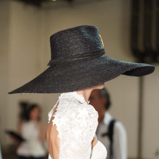 Sombrero de Novia Ala Extra Ancha Negro HELIOS - Estilo Mediterráneo - Ala de 19 cm y copa de 11 cm - Raceu Hats