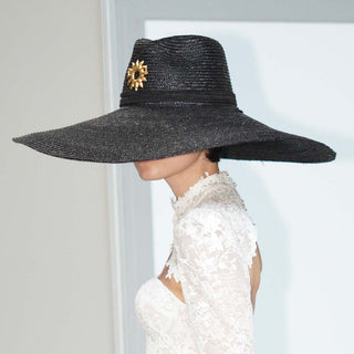 Sombrero de Novia Ala Extra Ancha Negro HELIOS - Estilo Mediterráneo - Ala de 19 cm y copa de 11 cm - Raceu Hats