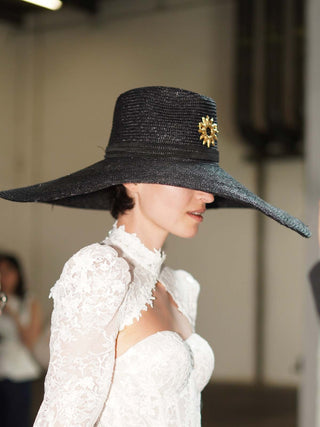 Sombrero de Novia Ala Extra Ancha Negro HELIOS - Estilo Mediterráneo - Ala de 19 cm y copa de 11 cm - Raceu Hats