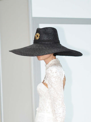 Sombrero de Novia Ala Extra Ancha Negro HELIOS - Estilo Mediterráneo - Ala de 19 cm y copa de 11 cm - Raceu Hats