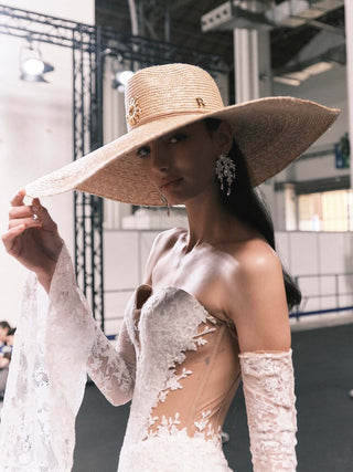 Sombrero Novia Ala Extragrande Paja Natural HELIOS - Estilo Mediterráneo - Ala de 19 cm y copa de 11 cm - Raceu Hats