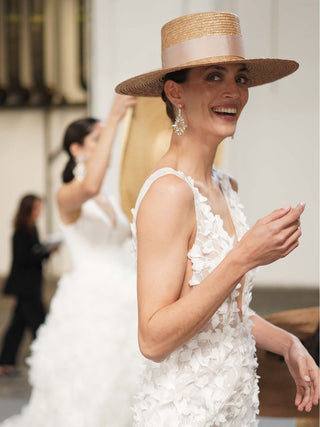 Sombrero Novia Canotier Ala Ancha - Estilo Mediterráneo y Elegancia Atemporal  - Ala de 11 cm y copa de 10 cm - Raceu Hats