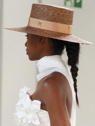 Sombrero Boda Canotier Ala Ancha - Estilo Mediterráneo y Elegancia Atemporal  - Ala de 18 cm y copa de 10 cm - Raceu Hats