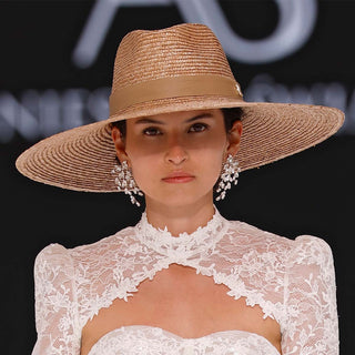 Sombrero Novia Ala Ancha Paja de Trigo - Estilo Mediterráneo y Elegancia Atemporal  - Ala de 14 cm y copa de 10 cm - Raceu Hats