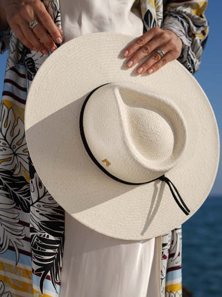 Sombrero Fedora Panamá Blanco VOLÓ - Estilo Mediterráneo y Elegancia Atemporal  - Ala de 10 cm y copa de 10 cm - Raceu Hats