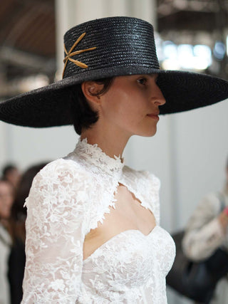 Sombrero Boda Canotier Negro Ala Ancha - La Elegancia Bordada para Tu Boda - Ala de 15 cm y copa de 10,5 cm - Raceu Hats