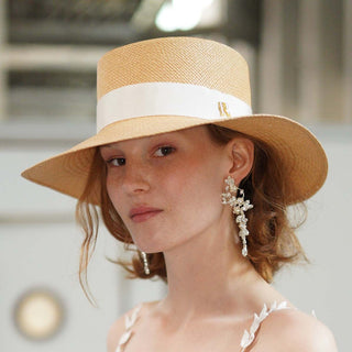 Sombrero Novia Panamá Ala Media Camel - Elegancia Artesanal Española - Ala de 9 cm y copa de 9 cm - Raceu Hats