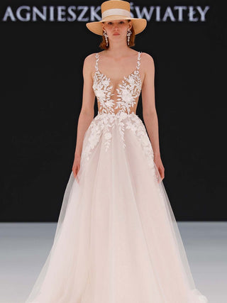 Sombrero Novia Panamá Ala Media Camel - Elegancia Artesanal Española - Ala de 9 cm y copa de 9 cm - Raceu Hats