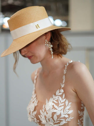 Sombrero Novia Panamá Ala Media Camel - Elegancia Artesanal Española - Ala de 9 cm y copa de 9 cm - Raceu Hats