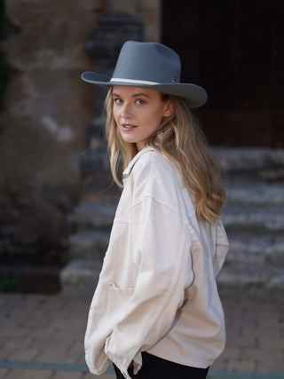 Sombrero Cowboy Mujer Gris KANSAS - Estilo Mediterráneo y Elegancia Atemporal  - Ala de 8 cm y copa de 10 cm - Raceu Hats