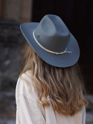 Sombrero Cowboy Mujer Gris KANSAS - Estilo Mediterráneo y Elegancia Atemporal  - Ala de 8 cm y copa de 10 cm - Raceu Hats