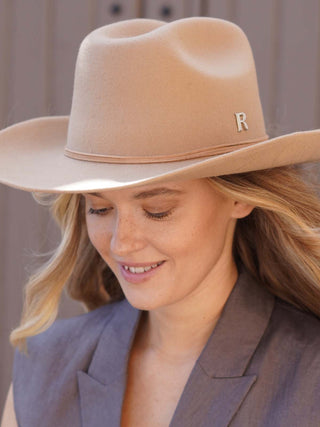 Sombrero Cowboy Mujer Taupe KANSAS - Estilo Mediterráneo y Elegancia Atemporal  - Ala de 8 cm y copa de 10 cm - Raceu Hats