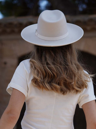 Sombrero Fedora Ala Intermedia Blanco - Fedora de Fieltro Hecho en España - Ala de 9 cm y copa de 11 cm - Raceu Hats
