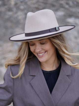 Sombrero Fedora Ala Intermedia Beige - Hecho a Mano en España: Calidad que Perdura - Ala de 9 cm y copa de 11 cm - Raceu Hats