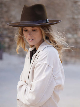 Sombrero Fedora Ala Rígida Marrón - Estilo Mediterráneo y Elegancia Atemporal  - Ala de 9 cm y copa de 11 cm - Raceu Hats
