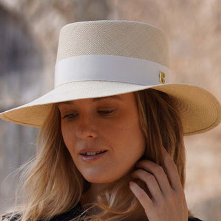 Sombrero Panamá Mujer Natural ATENA - Hecho a Mano en España: Calidad que Perdura - Ala de 9 cm y copa de 9 cm - Raceu Hats