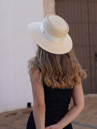 Sombrero Panamá Mujer Natural ATENA - Hecho a Mano en España: Calidad que Perdura - Ala de 9 cm y copa de 9 cm - Raceu Hats