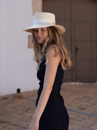 Sombrero Panamá Mujer Natural ATENA - Hecho a Mano en España: Calidad que Perdura - Ala de 9 cm y copa de 9 cm - Raceu Hats