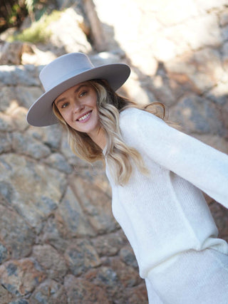 Sombrero Canotier Ala Ancha Gris Perla - Fedora de Fieltro Hecho en España - Ala de 9 cm y copa de 10 cm - Raceu Hats