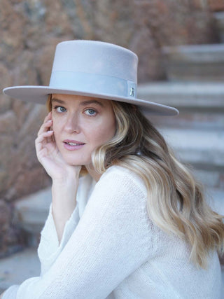 Sombrero Canotier Ala Ancha Gris Perla - Fedora de Fieltro Hecho en España - Ala de 9 cm y copa de 10 cm - Raceu Hats