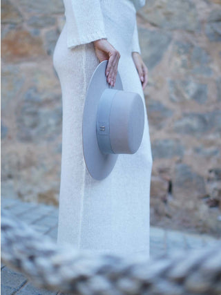 Sombrero Canotier Ala Ancha Gris Perla - Fedora de Fieltro Hecho en España - Ala de 9 cm y copa de 10 cm - Raceu Hats