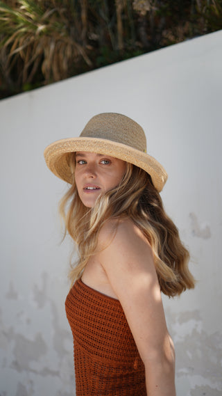 Sombrero cloche TRIANA paja natural detalle textura artesanal