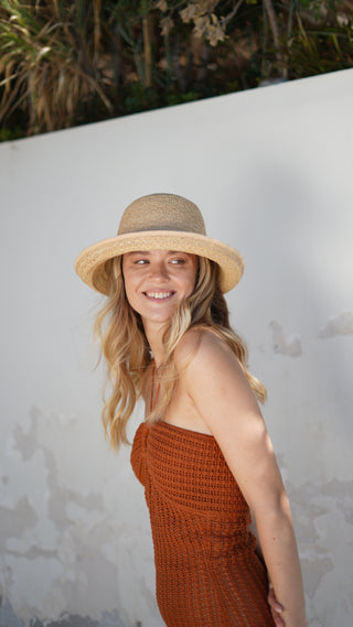 Sombrero cloche TRIANA paja natural detalle textura artesanal