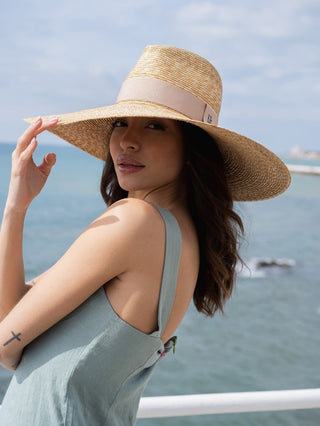 Sombrero Belair Ala Ancha de Paja Cosida decorado con Cinta Beige - Raceu Hats