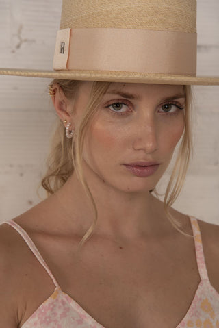 Sombrero Invitada Boda Canotier Ala Ancha Murano Beige - Raceu Hats