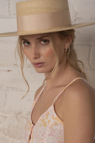 Sombrero Invitada Boda Canotier Ala Ancha Murano Beige - Raceu Hats