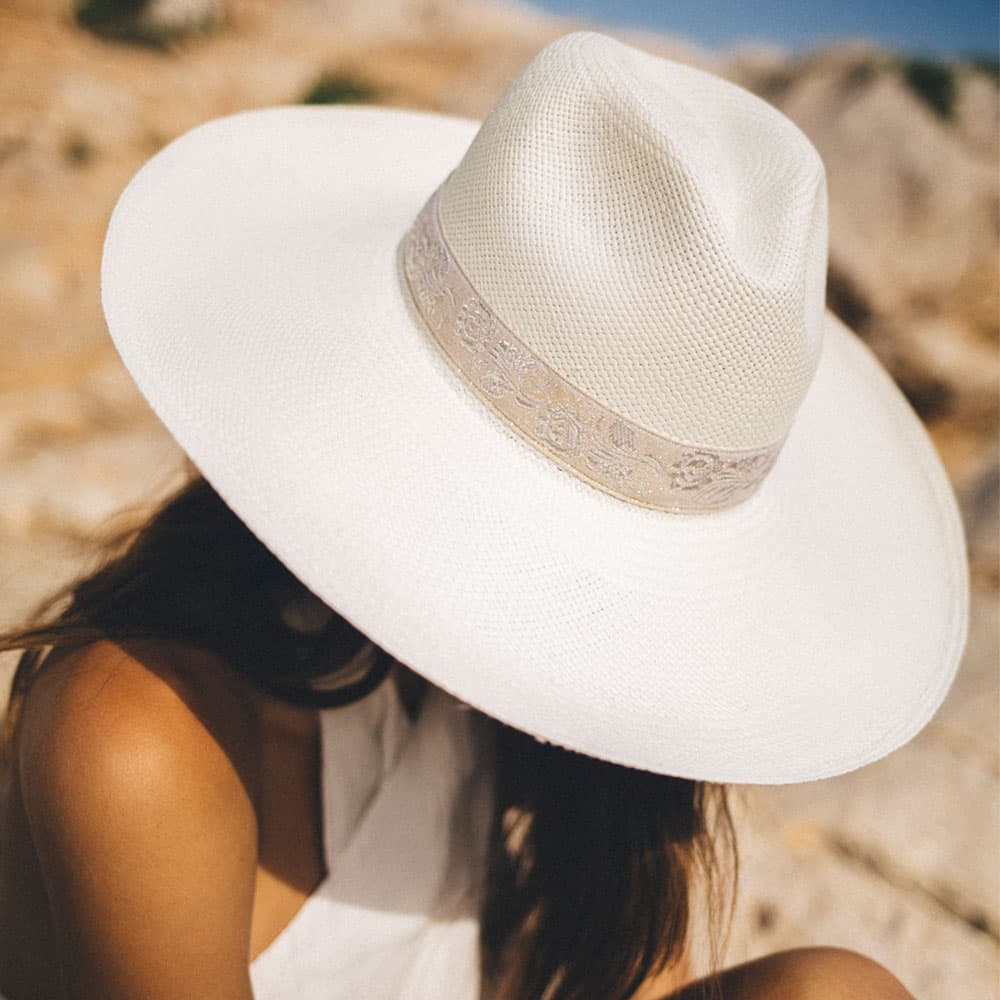 mujer con sombrero panamá